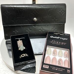 Louis Vuitton Black Monogram Vernis EUC with Free Nails , Necklace & 2Rings